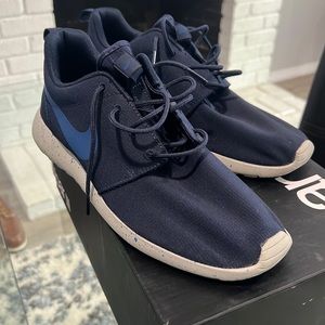 Like new. Great running shoes. Size 9 and navy blue.
